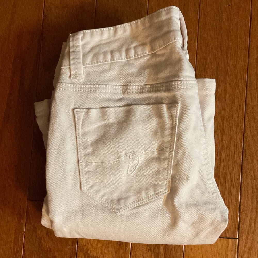 Guess Jeans Belmont White Slight Flair Slight Stretch Zipper 🪰 Jeans!